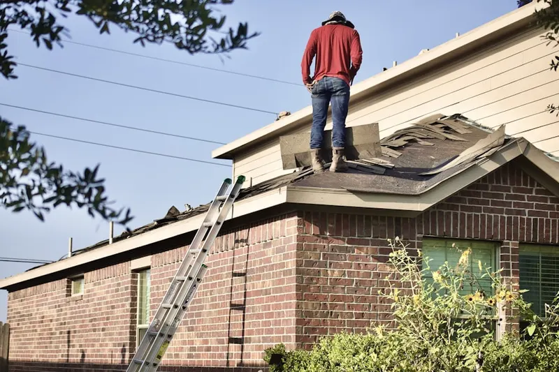 Professional roofer working on a residential roof in Oakridge Country Club Estates